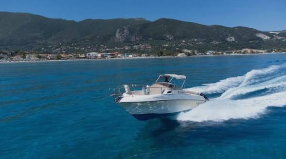 Barcă cu motor pe marea albastră din Zakynthos