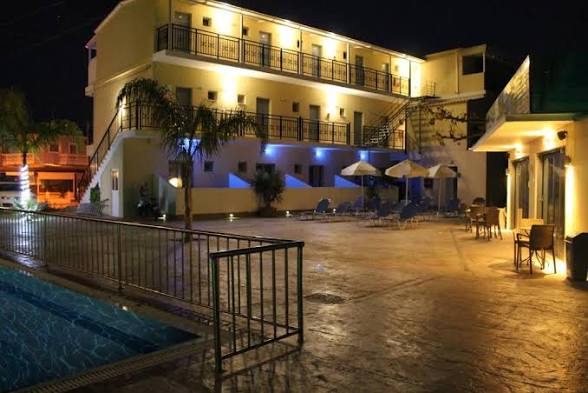 Hotel La Caretta din Zakynthos, clădirea și piscina iluminate seara